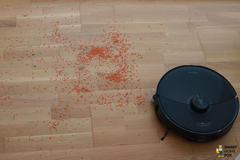 Der Roborock S8 MaxV Ultra reinigt im Test auf einem Hartboden.